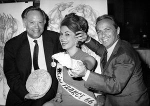 Rene Bollinger（左）和Guy Lux Entourent Monique Boucher“法国小姐”于1966年7月12日在Bollingers帆布开幕式中将他们刚刚交给一个钥匙圈“Talisman Du Turfiste” 作者 不明